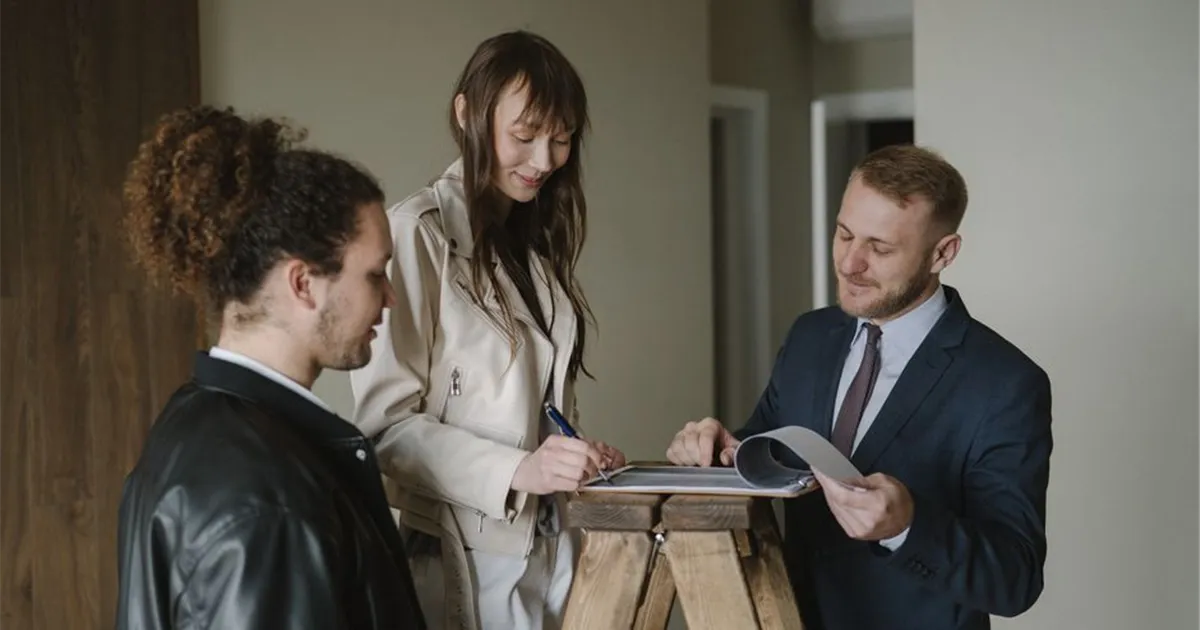 Signing a 3-year fixed mortgage agreement in Canada