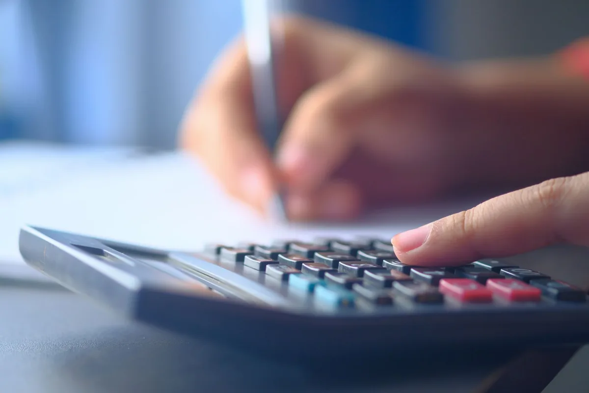 Calculating the cost of a $50 instant loan with a calculator in Canada