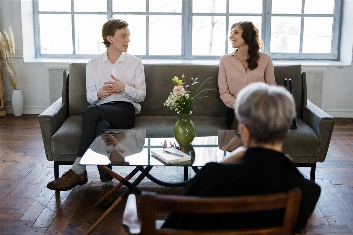 Couple discussing a $5,000 personal loan with an advisor in Canada