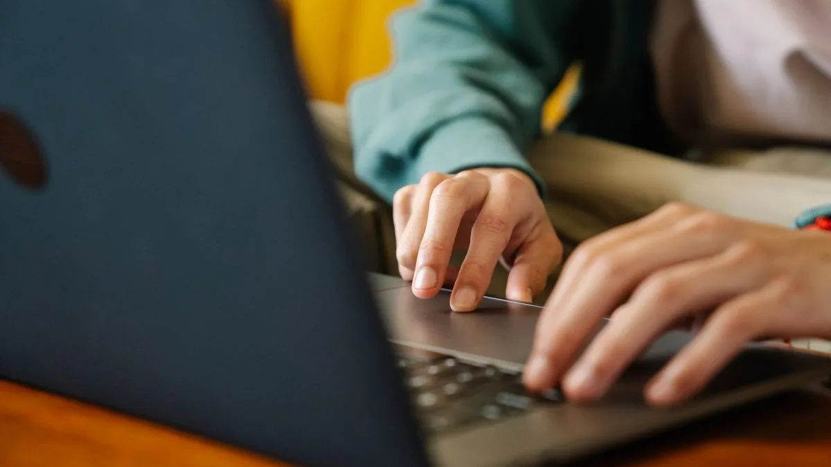 Applying to online lenders for no credit on a laptop