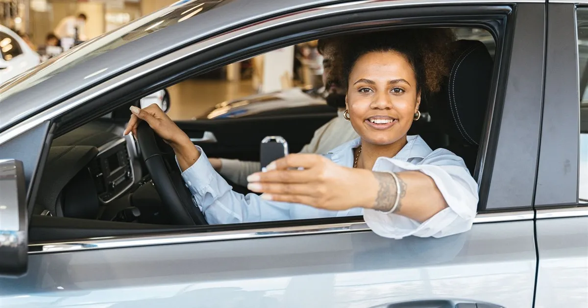 Holding car keys after a bad credit auto loan in Canada