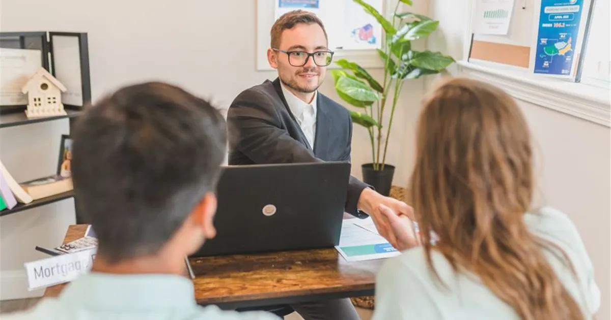 Comparing borrowing options with a Canadian loan advisor