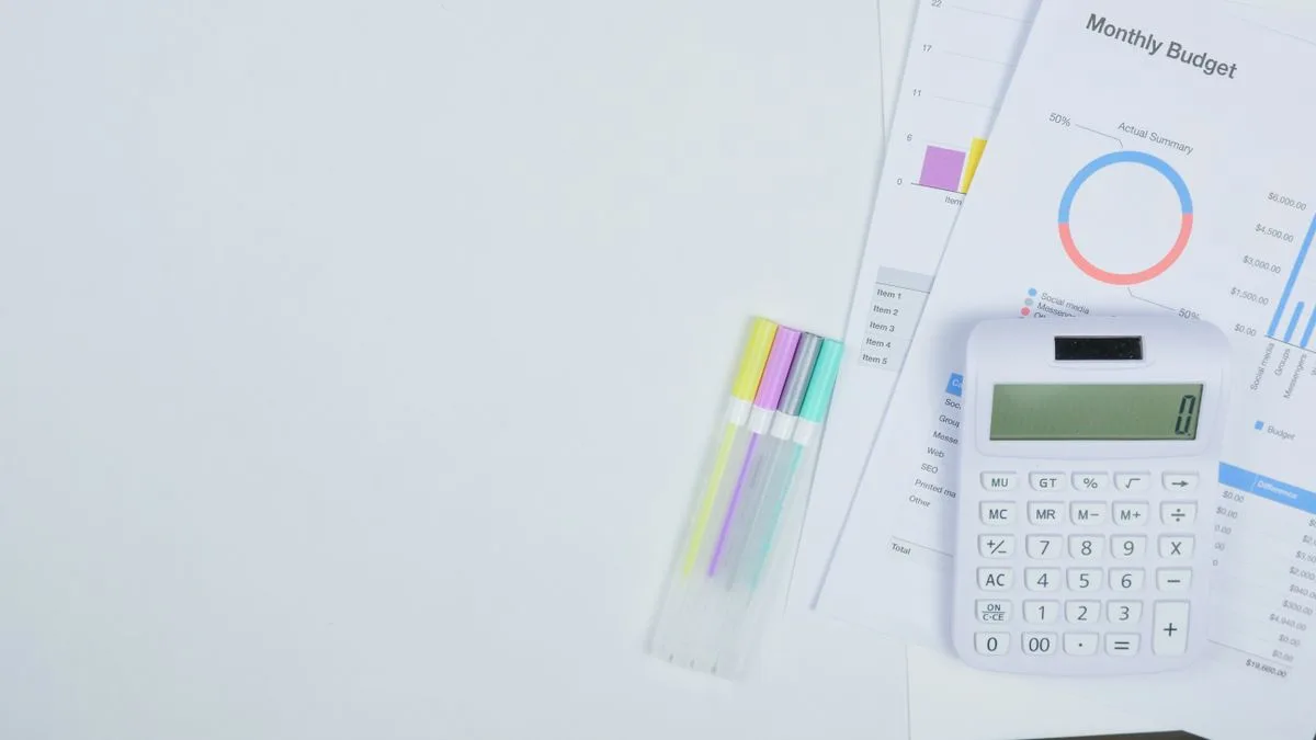 Comparing no credit loan costs with a monthly budget and calculator