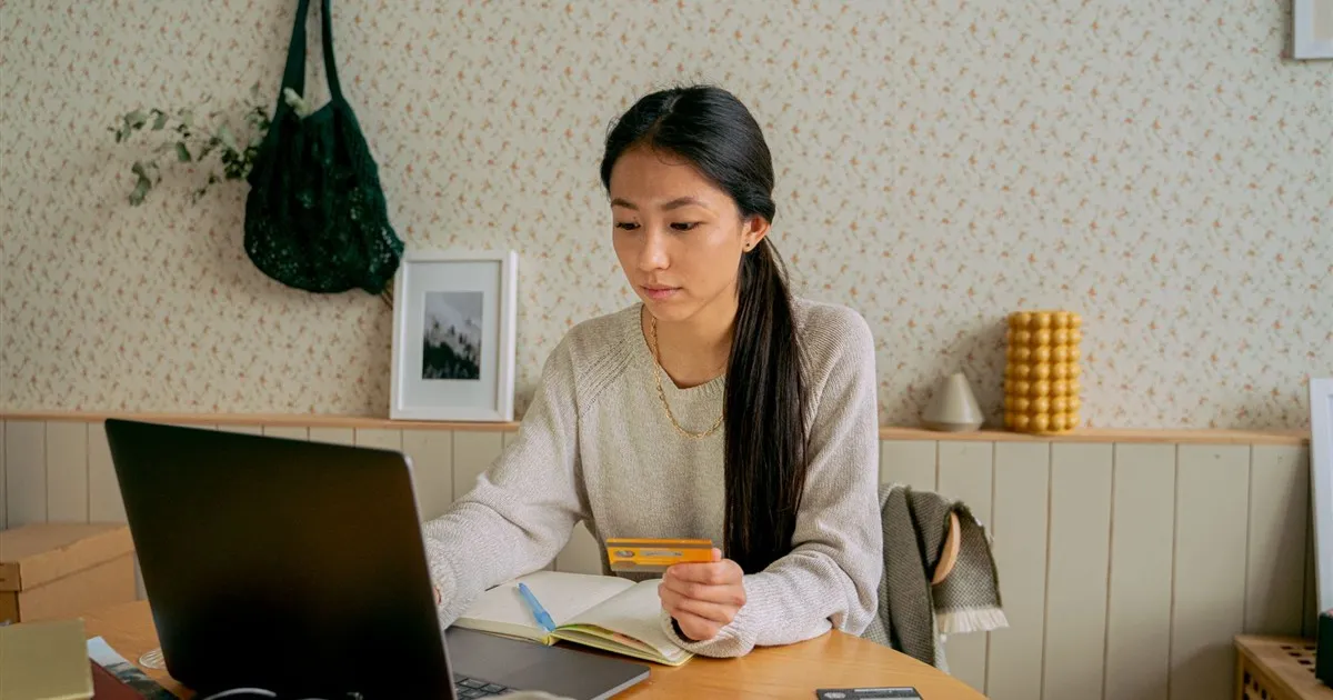 Using a credit card to build credit in Canada
