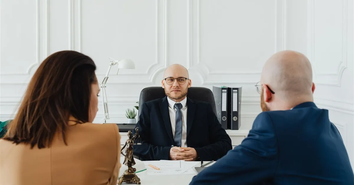 Advisor explaining a credit report in Canada