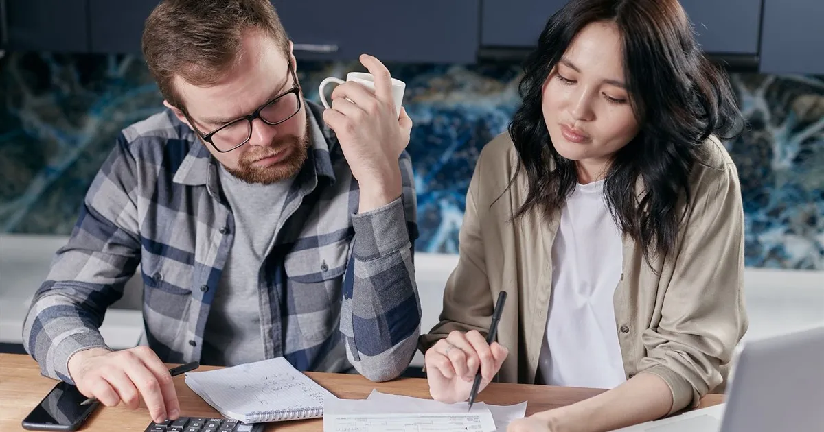 Couple comparing fixed mortgages in Canada