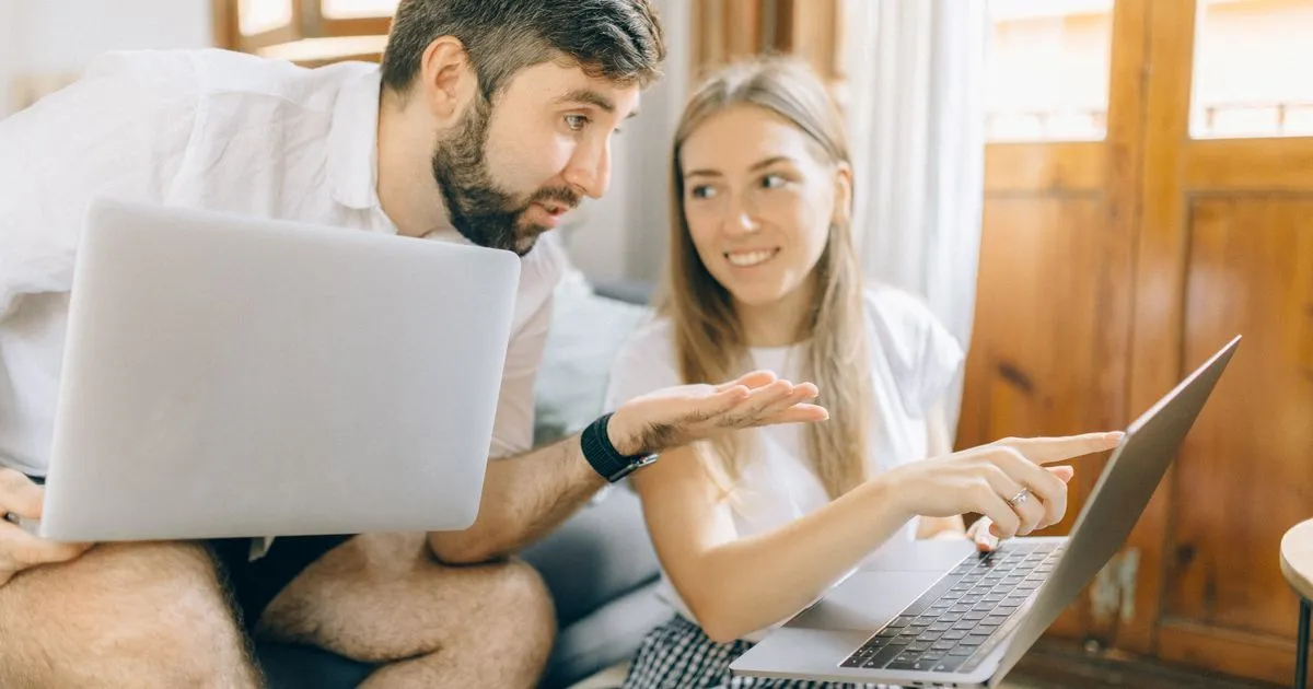 Couple comparing home insurance online in Canada