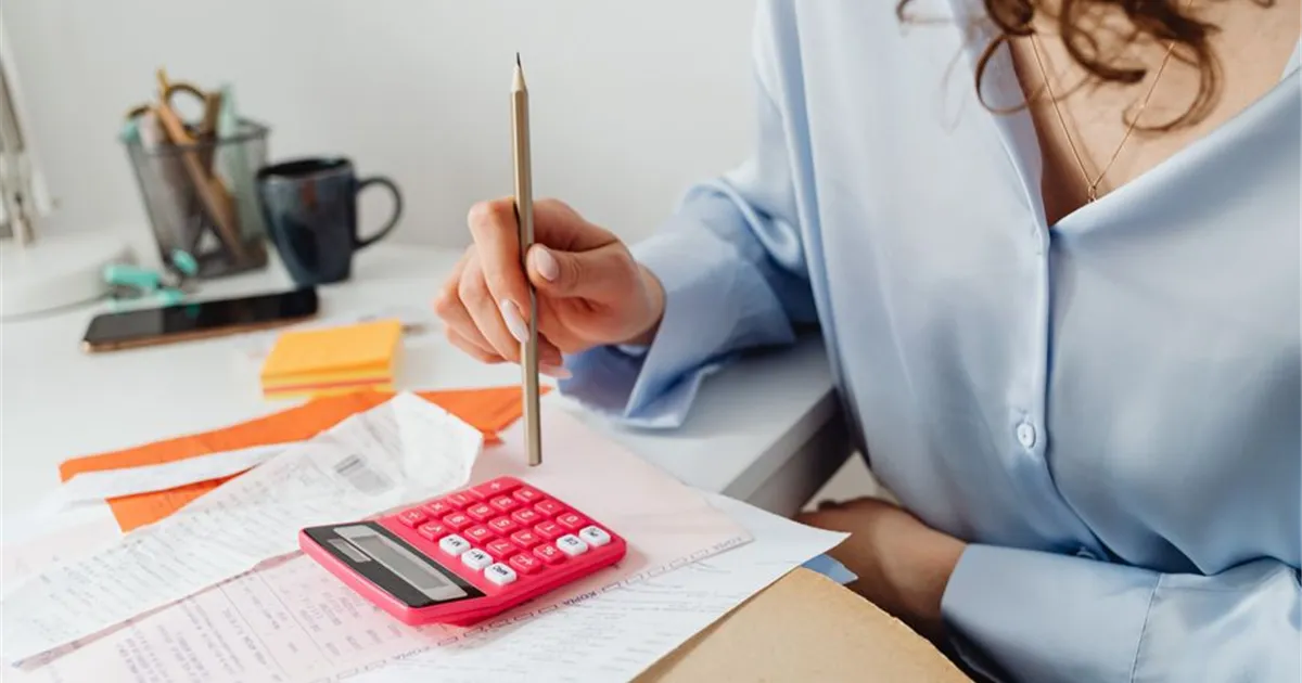 Calculating installment loan payments with a calculator and monthly budget in Canada