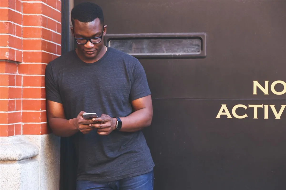 Man applying for instant e-transfer loans on the go in Canada