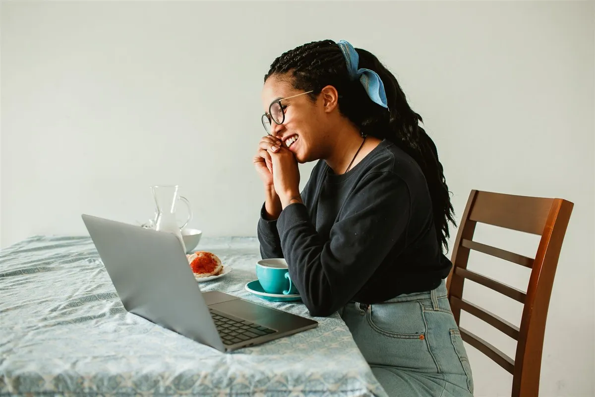Woman relieved after fast loan 24/7 approval on her laptop in Canada