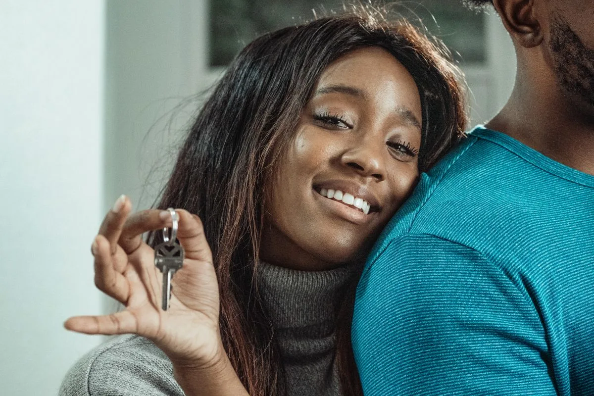 Canadian homebuyers holding keys after gathering their mortgage documents