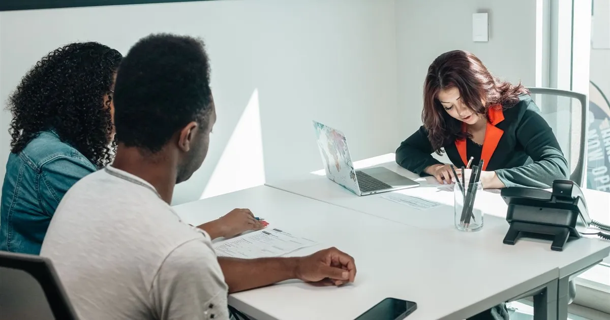 Newcomer to Canada opening a bank account with an advisor