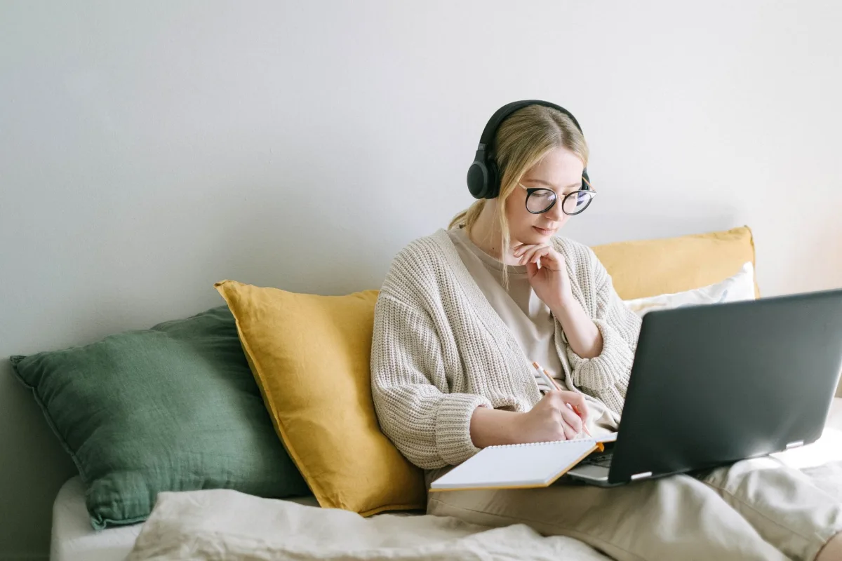 Person applying online from home for a no credit check e-transfer loan in Canada