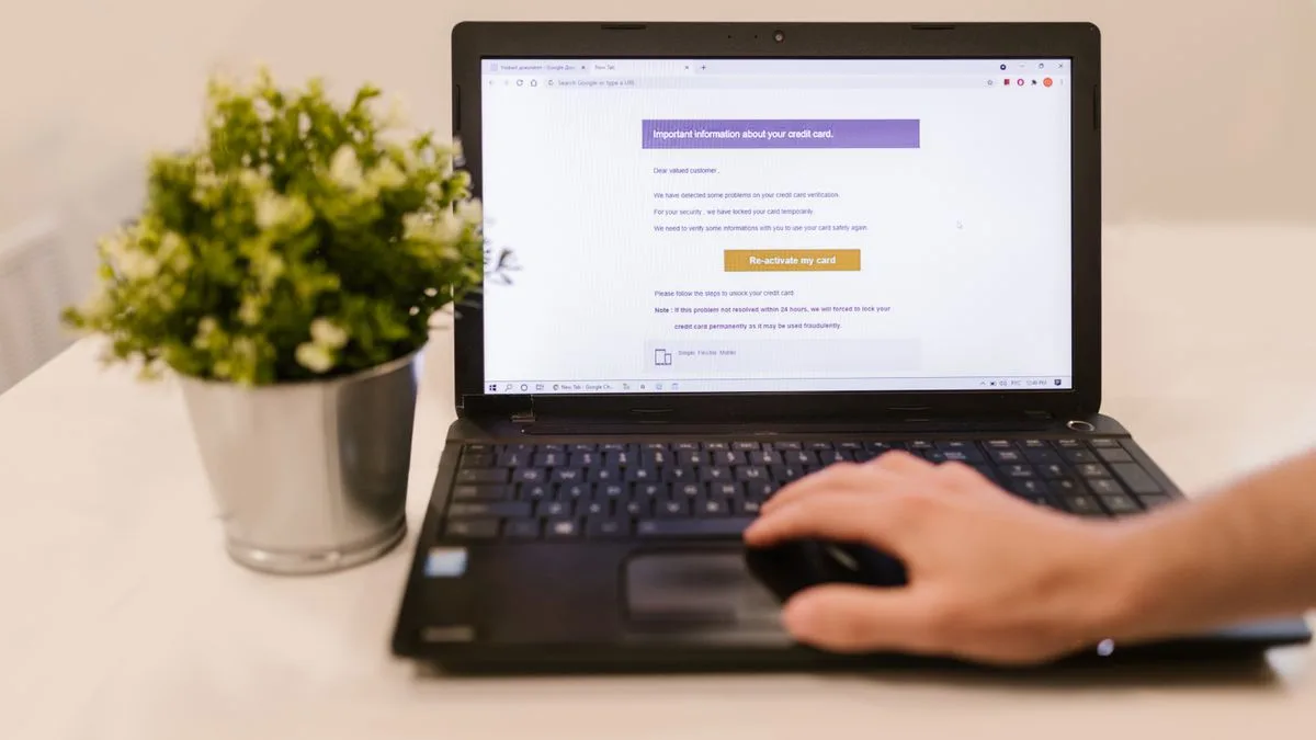 Red flag scam email, a warning sign when choosing online lenders for no credit