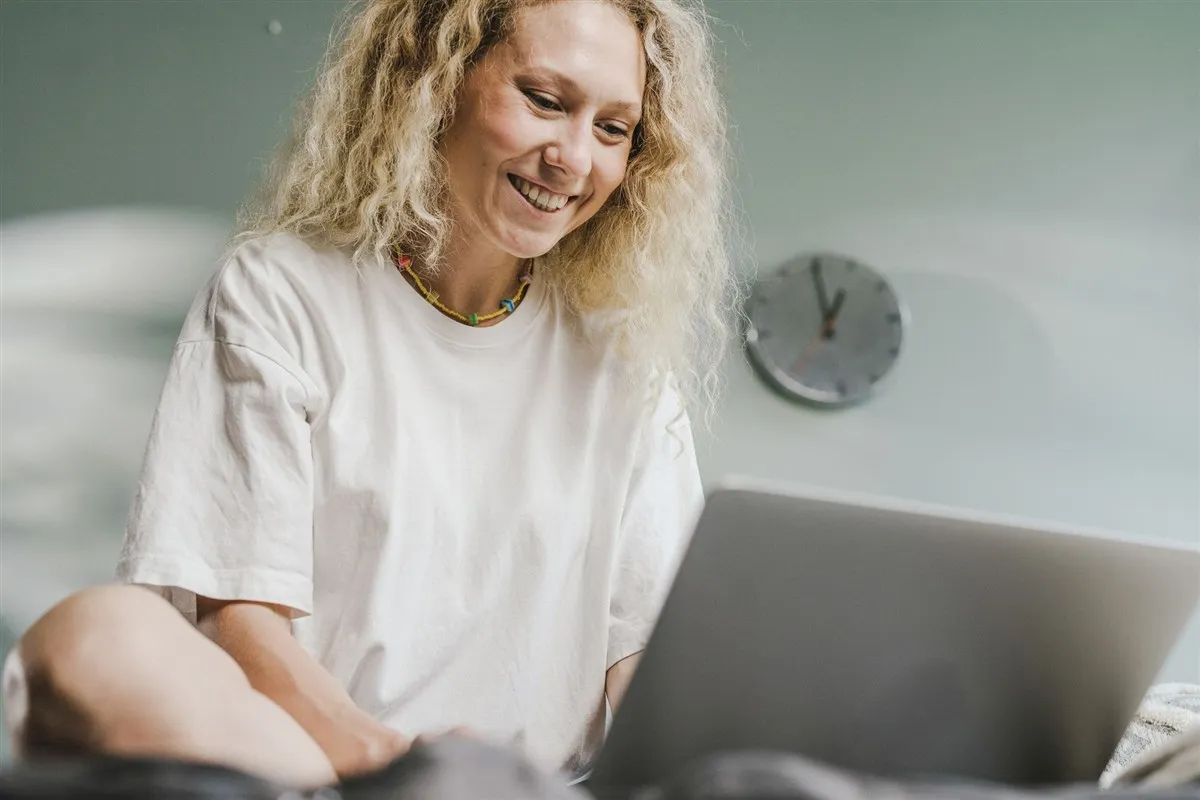 Woman opening an online high-interest savings account on her laptop in Canada