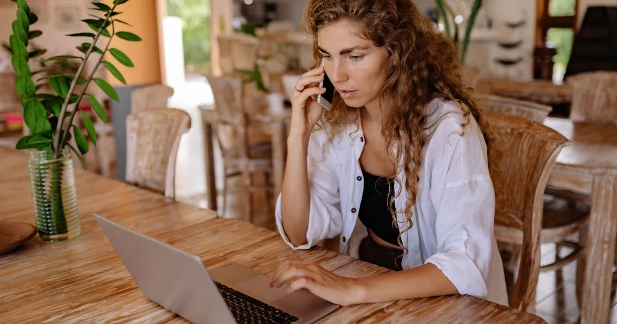 Canadian comparing online lenders for no credit on a laptop at home