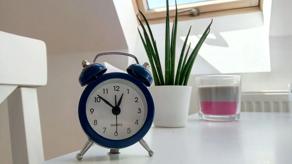 Alarm clock showing how quickly same day loans can be funded