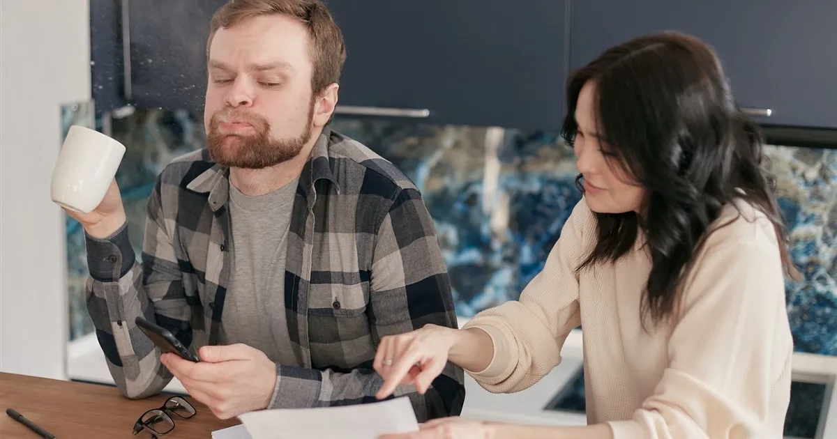 Couple reviewing a variable mortgage in Canada