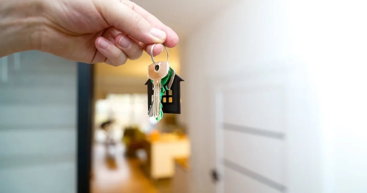 Hand holding house keys in a new home - variable mortgage in Canada