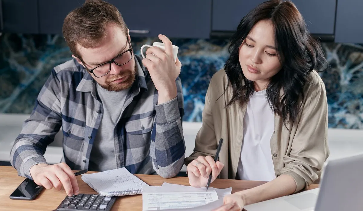 Couple budgeting their variable vs fixed mortgage payments in Canada