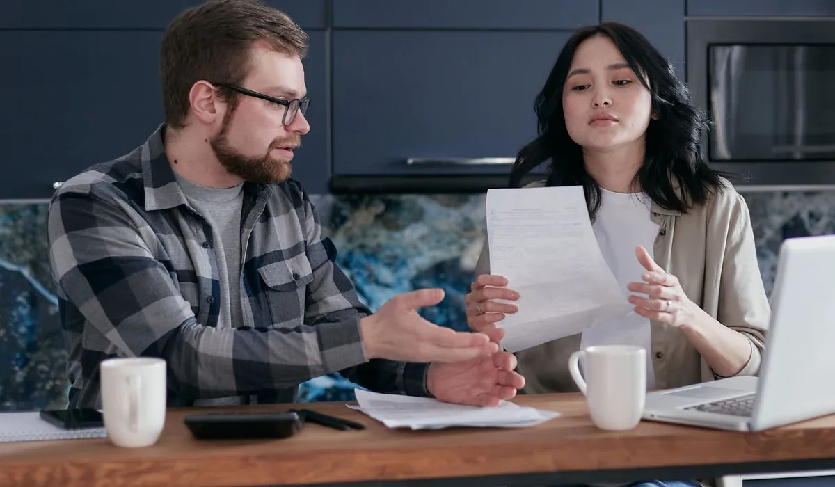 Couple reviewing a variable vs fixed mortgage agreement in Canada