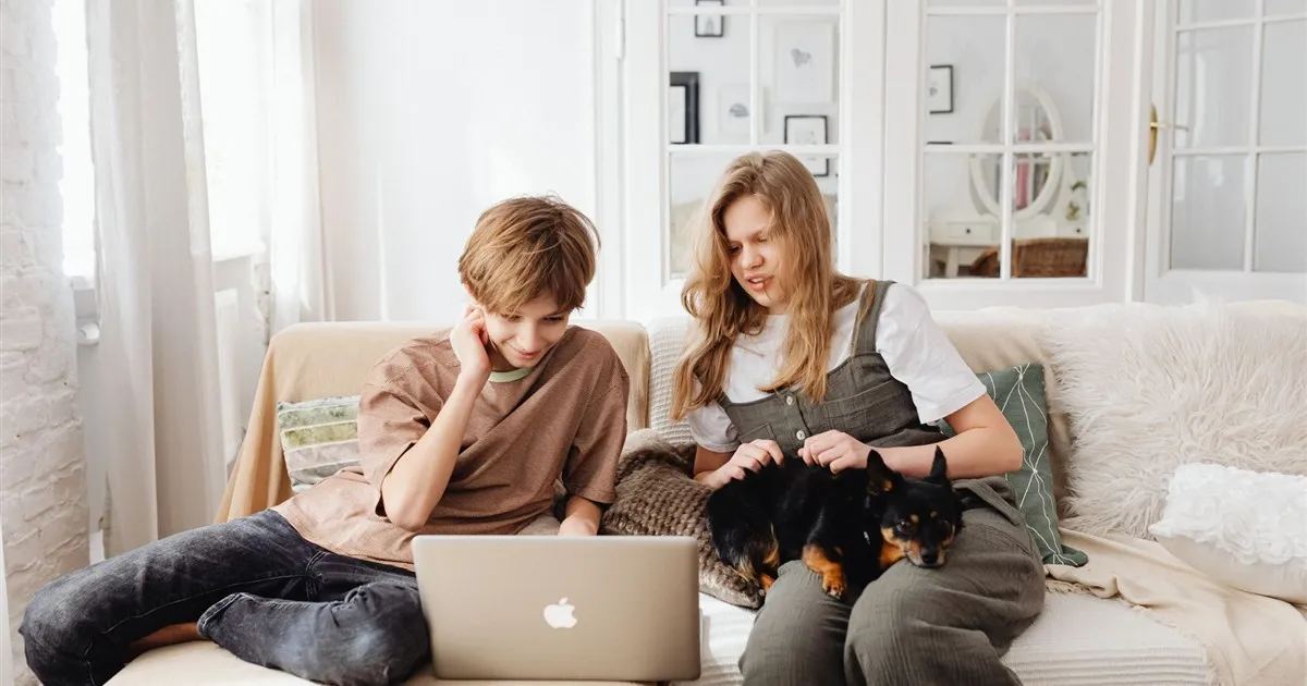 Family setting up a youth banking account in Canada