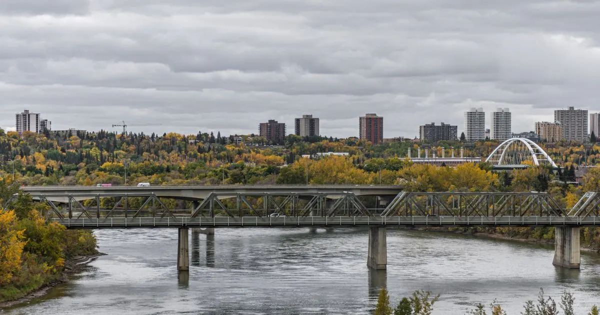 Bad credit loans Edmonton - Low Level Bridge and Walterdale Bridge over the North Saskatchewan River in the Edmonton river valley