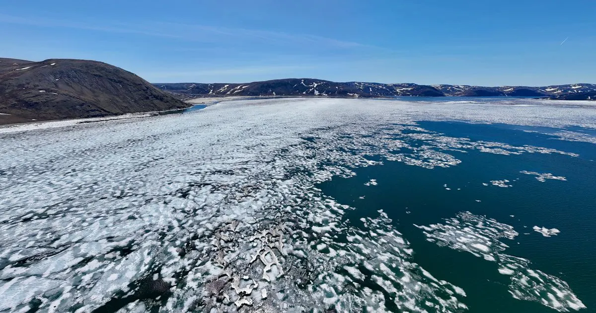 No credit check loans Nunavut - sea ice breaking up along an Arctic shoreline